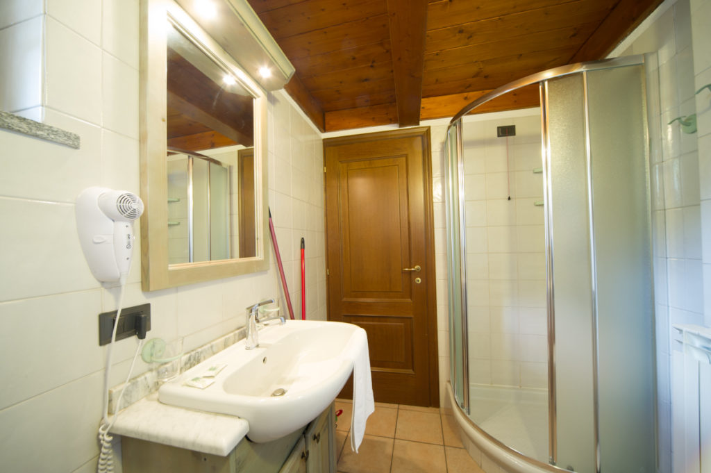 one-bed-bathroom2